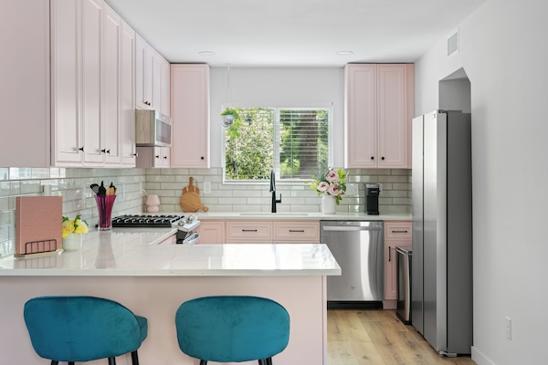 Frigorífico, microondas, horno y placa de cocina