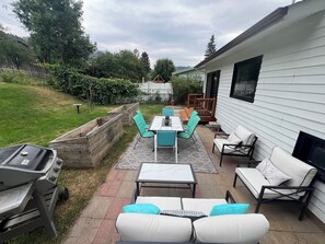 Outdoor dining - Charming 3-bedroom Mid-Century (Rapid City)