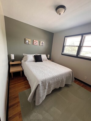 3 habitaciones, tabla de planchar con plancha, wifi y ropa de cama 