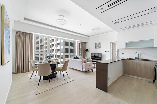 Deluxe Apartment, Canal View | Private kitchen | Oven, stovetop - ME DO RE residence (Dubai)