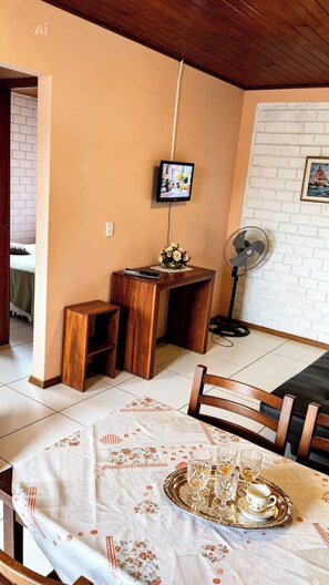 Departamento estándar, 2 habitaciones, cocina, vista al jardín | Área de sala de estar | Televisión de pantalla plana, futbolito y tenis de mesa 