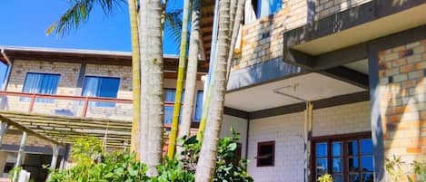 Flatskjerm-TV, fotballspill og bordtennis