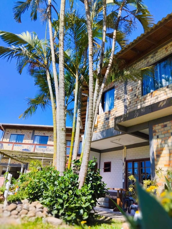 Téléviseur à écran plat, table de baby-foot, table de ping-pong