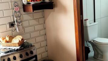 Kamar Triple Ekonomi, 1 kamar tidur, dapur, pemandangan kolam renang | Dapur pribadi