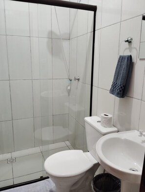 Buồng tắm vòi sen, khăn tắm, xà phòng, giấy vệ sinh