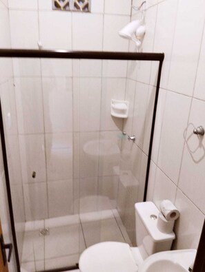 Phòng đôi Economy, quang cảnh vườn | Phòng tắm | Buồng tắm vòi sen, khăn tắm, xà phòng, giấy vệ sinh