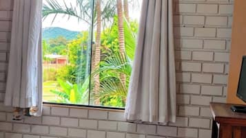 Habitació triple estàndard, 1 dormitori, cuina, vistes a la piscina | Wifi gratuïta i roba de llit