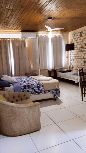 Chambre quadruple Confort, 1 chambre, vue sur la ville | Accès au Wi-Fi (inclus), literie fournie