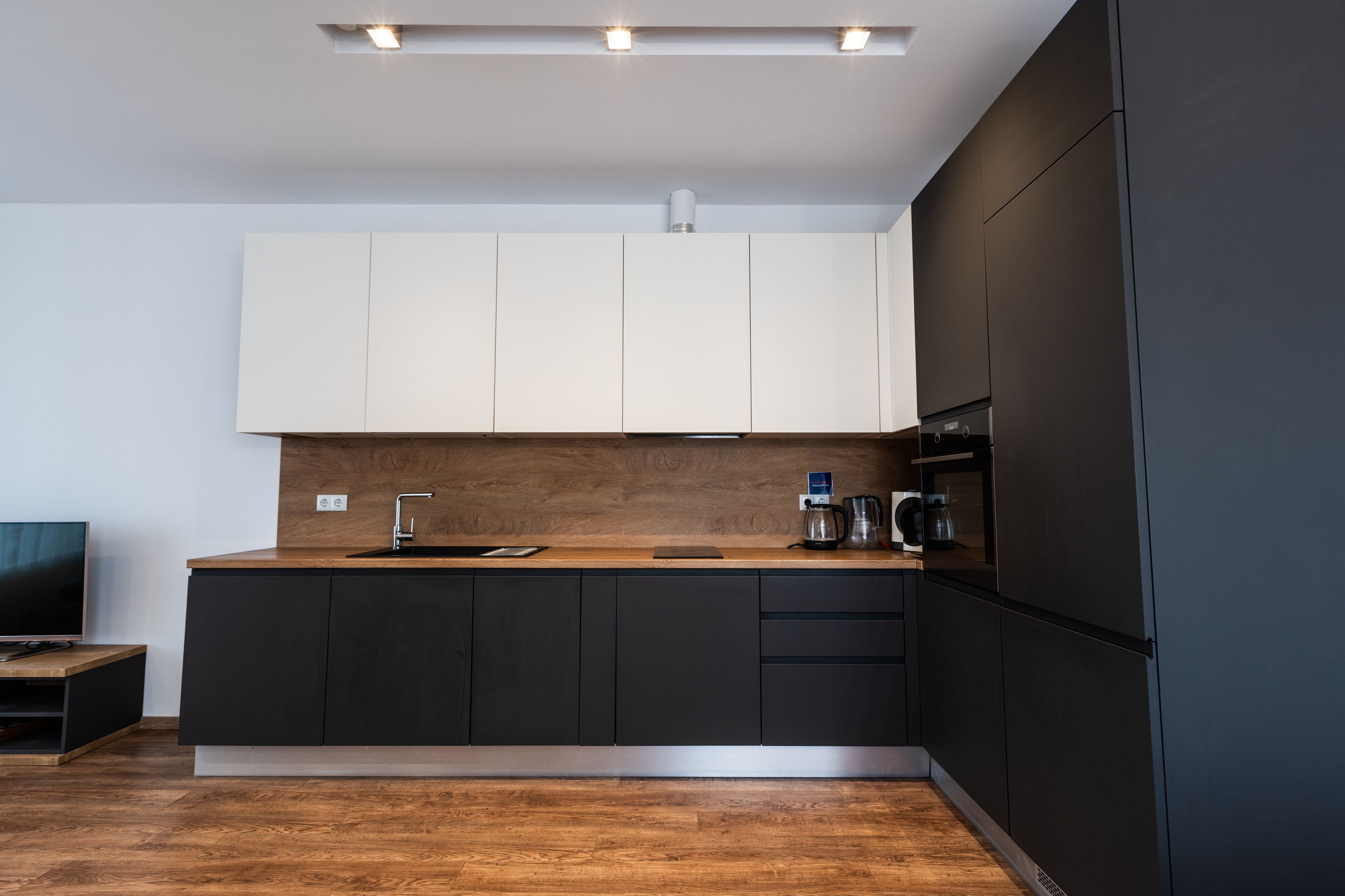 Jääkaappi, uuni, astianpesukone, kahvin-/teenkeitin