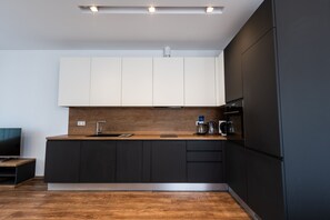 Fridge, oven, dishwasher, coffee/tea maker