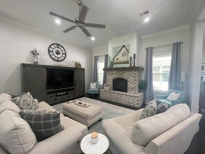 Smart TV, chimenea, libros