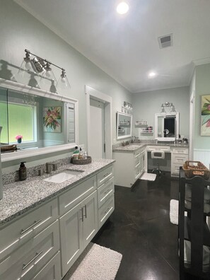 Hair dryer, towels, toilet paper - Quiet, secluded 4 bedroom home with large pool. (Water Valley)