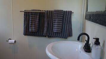 Serviettes fournies, savon, papier toilette