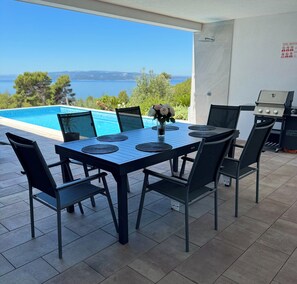 Outdoor dining - Fantastic villa with private pool/whirlpool and sea views - 10 minutes from the beach (Makarska)