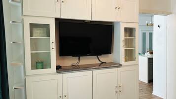 2 bedrooms, desk, iron/ironing board, WiFi