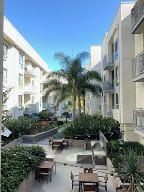 Outdoor dining - Modern and Updated 2-bed/2-bath Condo in Silicon Valley! (Los Angeles)