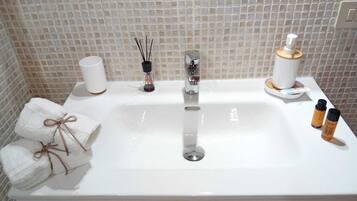 Dusche, Haartrockner, Bidet, Handtücher