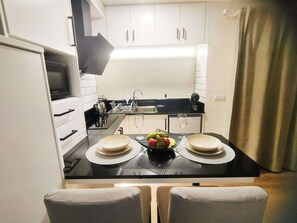 Geladeira, micro-ondas, cooktop, cafeteira/chaleira