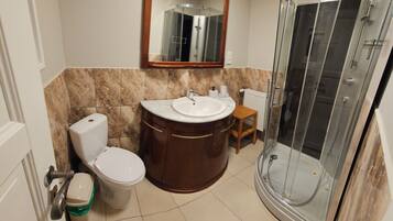 Douche, sĂšche-cheveux, serviettes fournies, savon