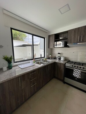 Micro-ondes, four, plaque de cuisson, cafetière/bouilloire