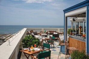 تناول الطعام بالخارج