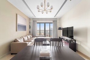 Apartament Deluxe, vistes al canal | Sala d'estar | Televisor de pantalla plana