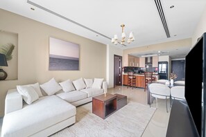 Departamento Deluxe, vista al canal | Área de sala de estar | Televisión de pantalla plana 