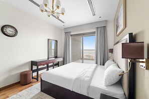 Departamento Deluxe, vista al canal | 1 habitación, caja de seguridad en la habitación y insonorización 