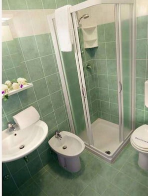 Dusche, Haartrockner, Bidet, Handtücher