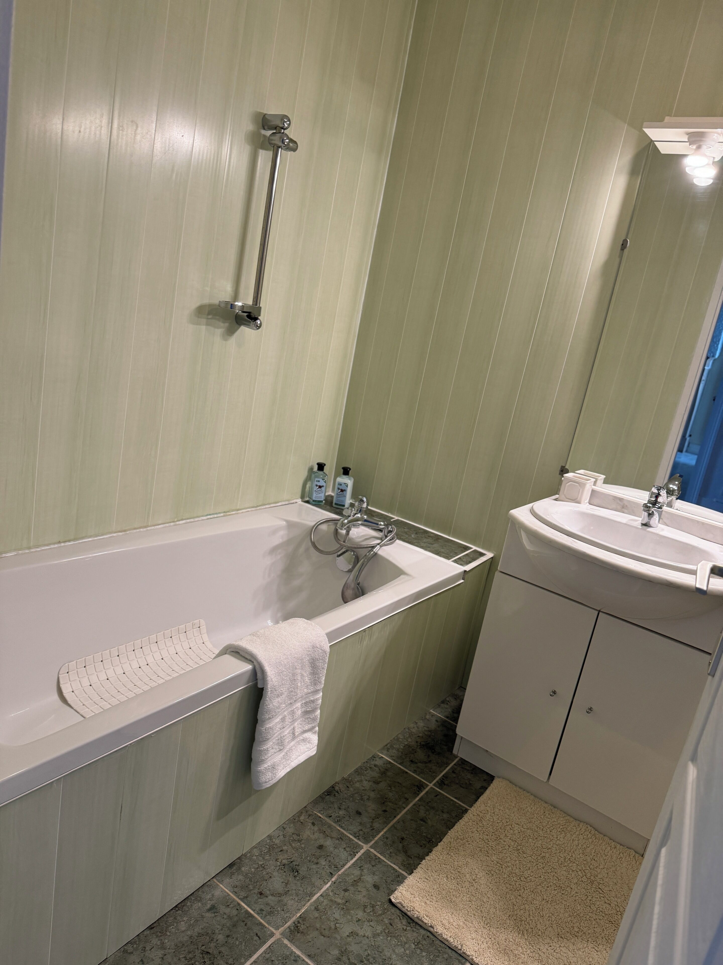 Serviettes fournies, savon, shampoing, papier toilette