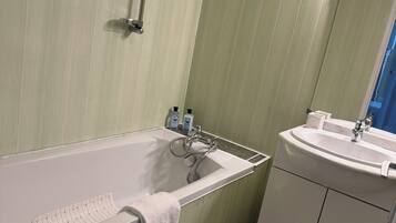 Serviettes fournies, savon, shampoing, papier toilette