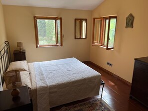 4 bedrooms, iron/ironing board, free WiFi