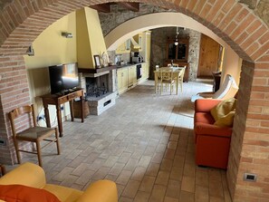 TV, fireplace