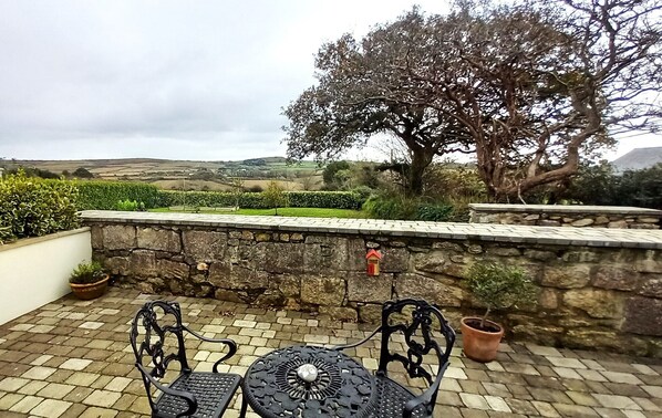Outdoor dining - Acorn Cottage within easy reach of West Cornwall and the Lizard peninsular. (Crowntown)