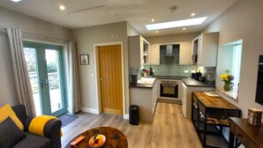 Un appartamento moderno con soggiorno, cucina e zona pranzo.