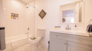Douche, sèche-cheveux, serviettes fournies, savon
