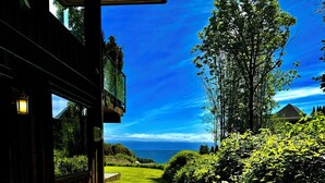 Un chemin menant à un bâtiment d’où l’on a une vue sur la mer.
