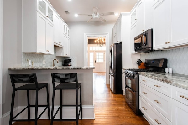 Micro-ondes, four, lave-vaisselle, cafetiĂšre/bouilloire