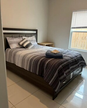 3 chambres, fer et planche à repasser, Wi-Fi, draps fournis