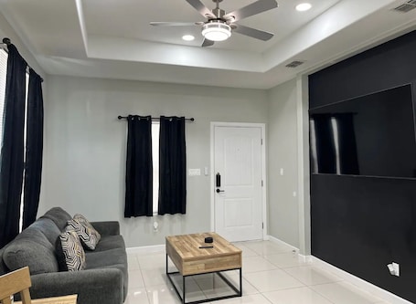 Smart TV. Majestic Apartment at Edinburg