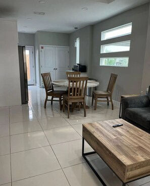 Dining - Majestic Apartment at Edinburg (Edinburg)