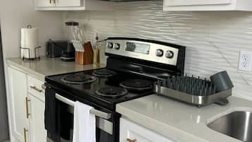 Geladeira, micro-ondas, fogão, cooktop