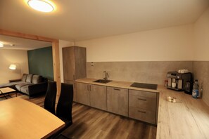 冷蔵庫、オーブン、コンロ、食器洗い機