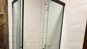 Standaard tweepersoonskamer | Badkamer | Een douche, gratis toiletartikelen, een haardroger, handdoeken