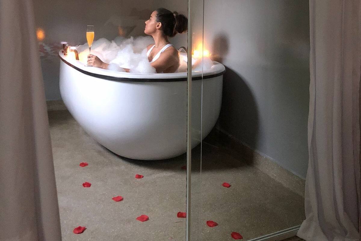 Dobbeltrom – honeymoon | Bad | Dusj, toalettartikler (inkludert), hårføner og håndklær