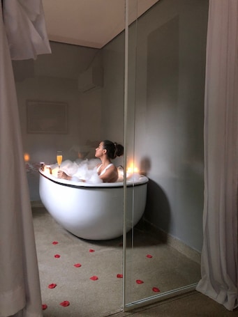 Honeymoon Double Room | Bathroom | Shower, free toiletries, hair dryer, towels