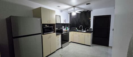 Refrigerador, microondas, horno y parrilla de estufa