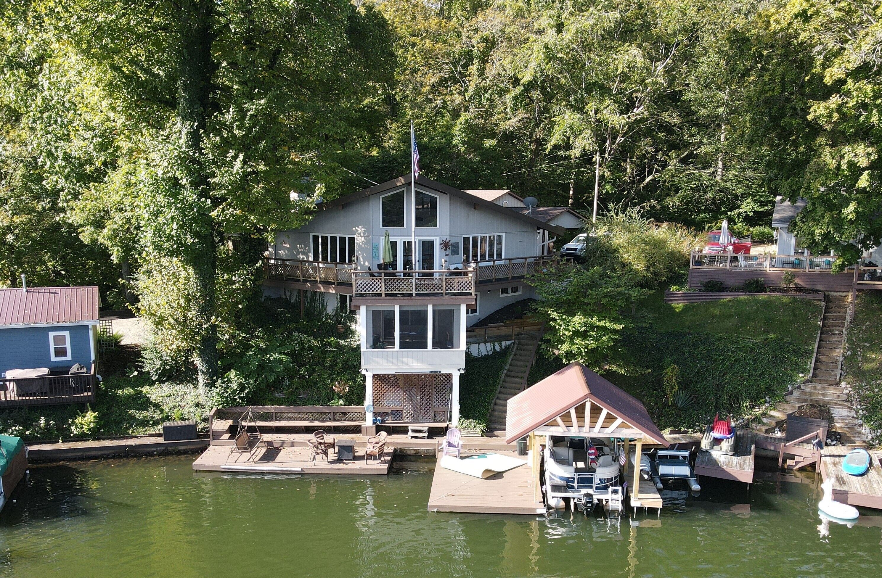 Pet-Friendly Lakeside Cottage with Panoramic Views & Hottub!