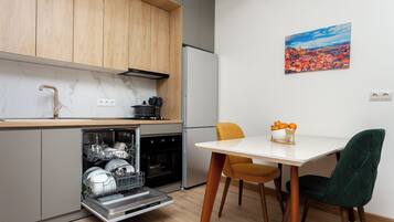 Coffee/tea maker, fridge, microwave, oven