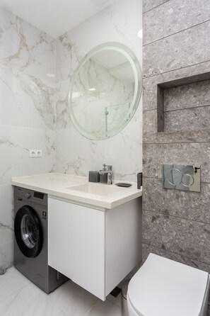 Shower, hair dryer, bidet, towels - Cozy apartment (Tbilisi)